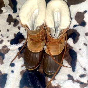 Who wants to be warm this winter? Like NEW SORELS!!